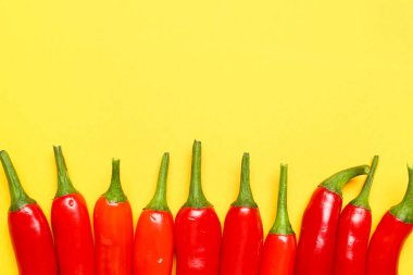 Sarı arka planda taze kırmızı biber.