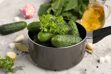 Taze salatalıklı tencere grunge arka planda korunması için.