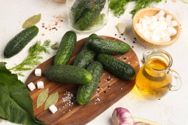 Hafif arka planda korunması için taze salatalıklı ahşap tahta.