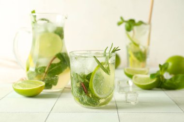Masada bir bardak lezzetli mojito