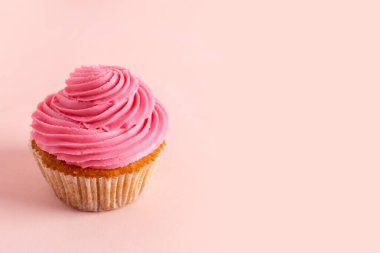 pembe bir arka plan üzerinde leziz cupcake