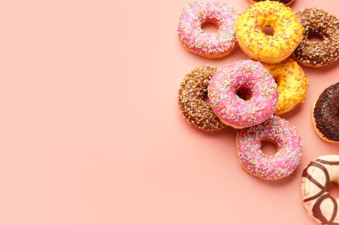 Pembe bir arka plan üzerinde tatlı çörek