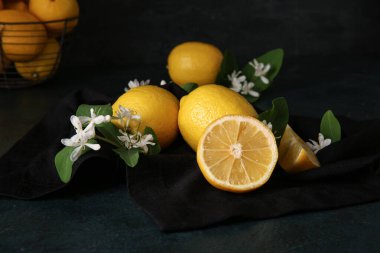 Siyah arkaplanda çiçek açan dalları olan bir limon tahtası