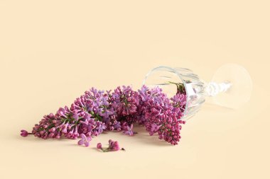 Bej arka planda yalancı cam leylaklar