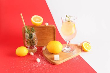 Renkli arka planda taze limonata olan tahtalar ve bardaklar