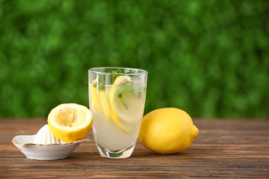 Tahta masada taze limonata.