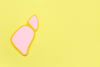 Sarı arka planda pembe kağıt karaciğer.