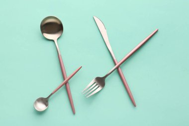 Yeşil arkaplanda şık çatal bıçak takımı