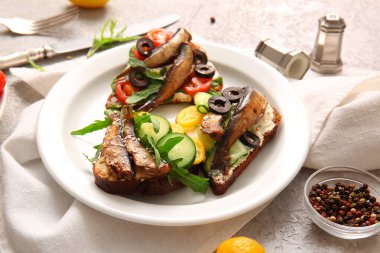 Tabak dolusu lezzetli sandviç ve masada tütsülenmiş makarnalar.