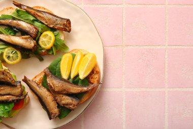 Pembe fayansların üzerinde tütsülenmiş lahanalı lezzetli sandviçler.