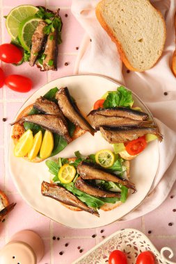 Pembe fayansların üzerinde tütsülenmiş lahanalı lezzetli sandviçler.