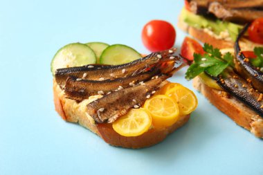 Mavi arka planda tütsülenmiş lahanalı lezzetli sandviçler.