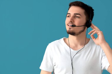 Mavi arka planda erkek teknik destek ajanı