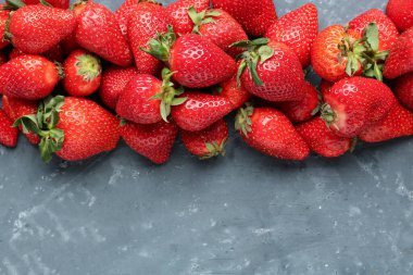 mavi zemin üzerine taze çilek