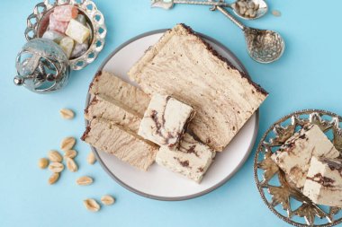 Lezzetli mermer levhalar ve mavi arka planda Türk lokumu.