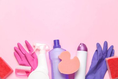 Pembe arka planda farklı temizlik malzemeleri