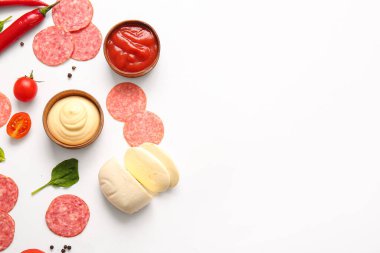 Beyaz arka planda pizza hazırlamak için taze malzemeler