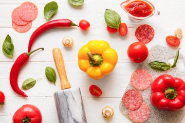 Beyaz ahşap arka planda pizza hazırlamak için gerekli malzemeler