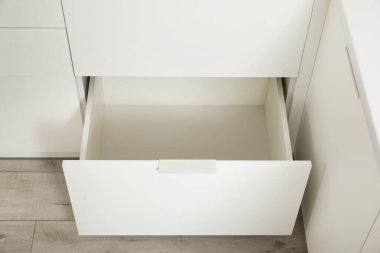 Mutfakta açık çekmeceleri olan beyaz tezgah, yakın plan.