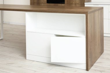 Mutfakta çekmeceleri olan beyaz bir tezgah.