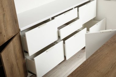 Mutfakta açık çekmeceli beyaz tezgah.