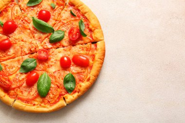 Beyaz arka planda lezzetli pizza margaritası.