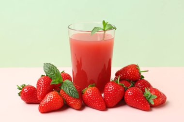 Beyaz masada bir bardak lezzetli çilek suyu.