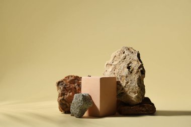 Renk arkaplanı üzerine dekoratif taş podyumlar