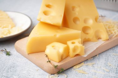 Tabak ve tabakta beyaz masa üzerinde İsviçre peyniri parçaları