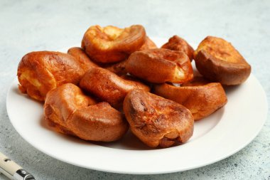 Hafif arka planda lezzetli Yorkshire pudingi tabağı