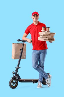 Mavi arka planda yiyecek, içecek ve elektrikli scooter taşıyan genç bir kurye.