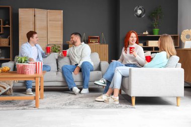 Grup Genç arkadaşlar evde bira içmek