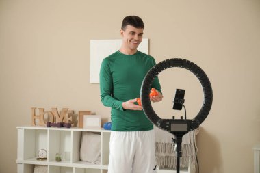 Spor düşkünü erkek blogcu evde dambıl kaydı videosu ile