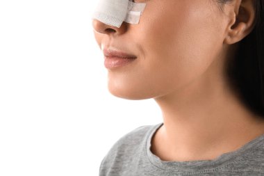 Beyaz arka planda sargılı burunlu genç bayan, yakın plan. Estetik ameliyat konsepti