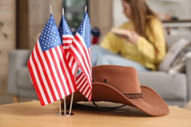 Oturma odasında Amerikan bayraklı kahve masası ve kovboy şapkası, yakın plan.