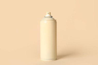 Bej arka planda sprey boya kutusu