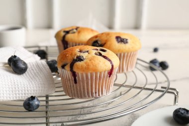 Lezzetli yabanmersinli kekler mermer masada serinletici raflar, yakın plan.