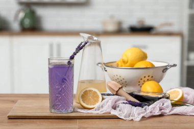 Mutfaktaki masada çiçekli ve limonlu taze lavantalı limonata.