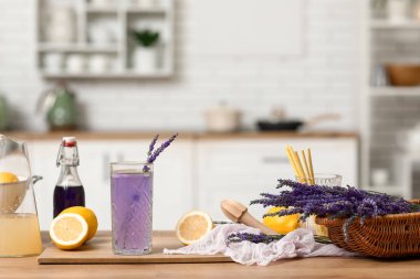 Mutfaktaki masada çiçekli ve limonlu taze lavantalı limonata.