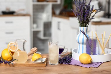 Mutfaktaki masada çiçekli ve limonlu taze lavantalı limonata.
