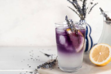 Hafif ahşap masada soğuk lavantalı limonata.