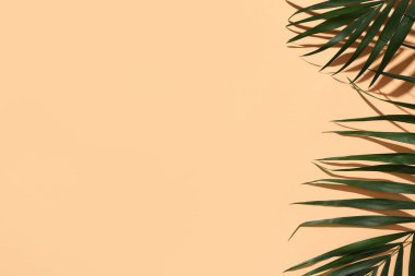 Bej arkaplanda yeşil tropikal yapraklar