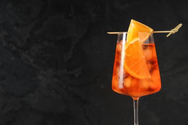 Aperol spritz siyah arka plan üzerine kokteyl bardak