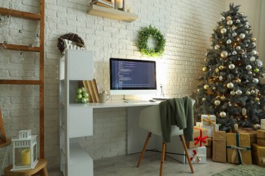 İş yeri, Noel ağacı ve hediyeleri olan bir programcı ofisi.