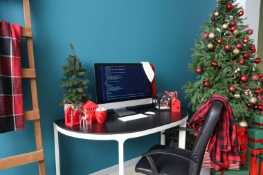 İş yeri, Noel ağaçları ve hediyeleri olan programcı ofisinin içi