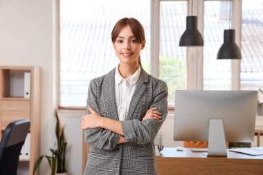 güzel genç iş kadını ofiste