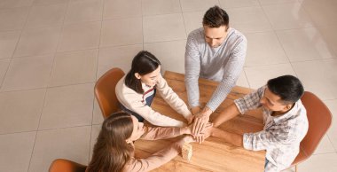 İş adamlarının el ele tutuşması, üst görüş.