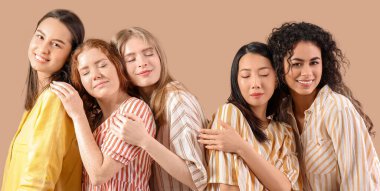 Bej arka planda bir grup güzel genç kadın.