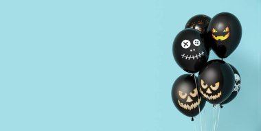 Açık mavi zemin üzerinde birçok siyah Cadılar Bayramı balonu metin için boşluk ile