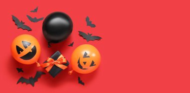 Komik Cadılar Bayramı balonları, hediye kutusu ve kırmızı zemin üzerinde kağıt yarasalar metin için alan, üst görünüm